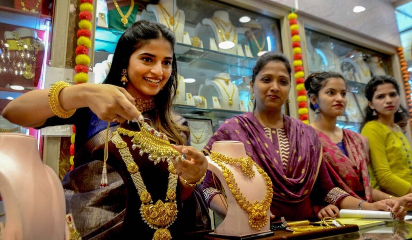 அதேபோல் 18 காரட் தங்கம் விலையும் கிராமுக்கு ரூ.50 குறைந்து ஒரு கிராம் ரூ.11,150க்கும் சவரனுக்கு ரூ.400 குறைந்து ஒரு சவரன் ரூ.89,200க்கும் விற்பனையானது. மேலும் வெள்ளி விலையும் கிராமுக்கு ரூ.5 குறைந்து ஒரு கிராம் ரூ.245க்கும், ஒரு கிலோ ரூ.2,45,00க்கும் விற்பனை செய்யப்பட்டது. அதேபோல் 18 காரட் தங்கம் விலையும் கிராமுக்கு ரூ.50 குறைந்து ஒரு கிராம் ரூ.11,150க்கும் சவரனுக்கு ரூ.400 குறைந்து ஒரு சவரன் ரூ.89,200க்கும் விற்பனையானது. மேலும் வெள்ளி விலையும் கிராமுக்கு ரூ.5 குறைந்து ஒரு கிராம் ரூ.245க்கும், ஒரு கிலோ ரூ.2,45,00க்கும் விற்பனை செய்யப்பட்டது.