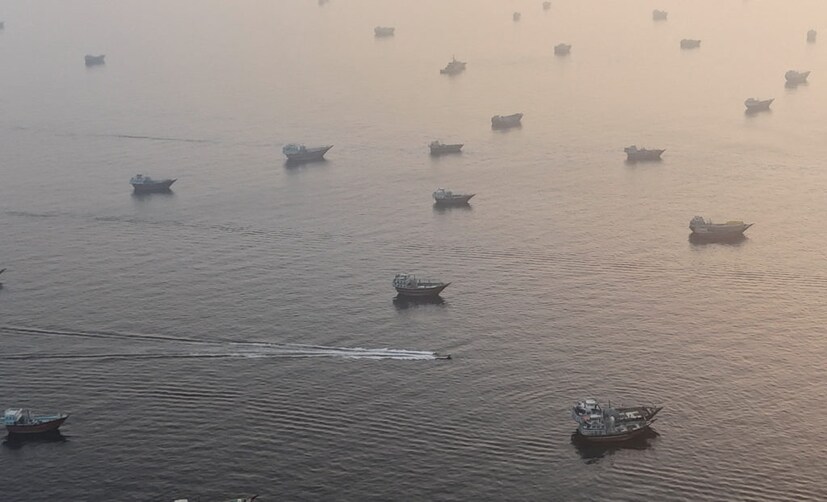  இந்நிலையில், அமெரிக்கா மற்றும் ஈரான் நாடுகளுக்கு இடையே ஏற்பட்ட வரலாற்றுச் சிறப்புமிக்க அமைதி ஒப்பந்தத்தின் ஒரு பகுதியாக, ஈரான் மீதான கடல்வழி முற்றுகையை அமெரிக்கா தளர்த்தியுள்ளது. இதனைத் தொடர்ந்து, ஈரானின் அரசுத் தொலைக்காட்சி வெளியிட்டுள்ள அதிகாரப்பூர்வ அறிக்கையில், தங்களது கச்சா எண்ணெய் டாங்கர்கள் மற்றும் பிற வணிகக் கப்பல்கள் உலகளாவிய கடல்வழிப் போக்குவரத்தை மீண்டும் முழு வீச்சில் தொடங்கியுள்ளதாகத் தெரிவித்துள்ளது.