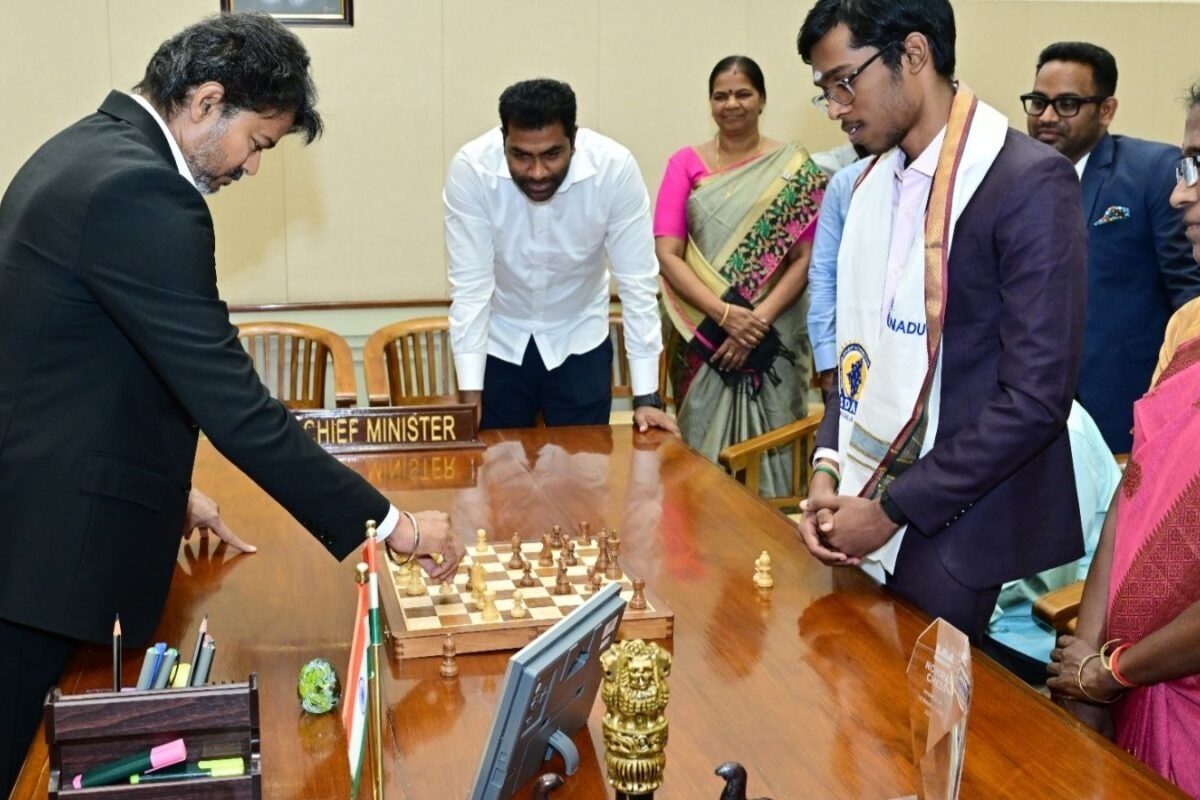கிராண்ட்மாஸ்டர் பிரக்ஞானந்தாவுடன் செஸ் விளையாடிய முதலமைச்சர்
