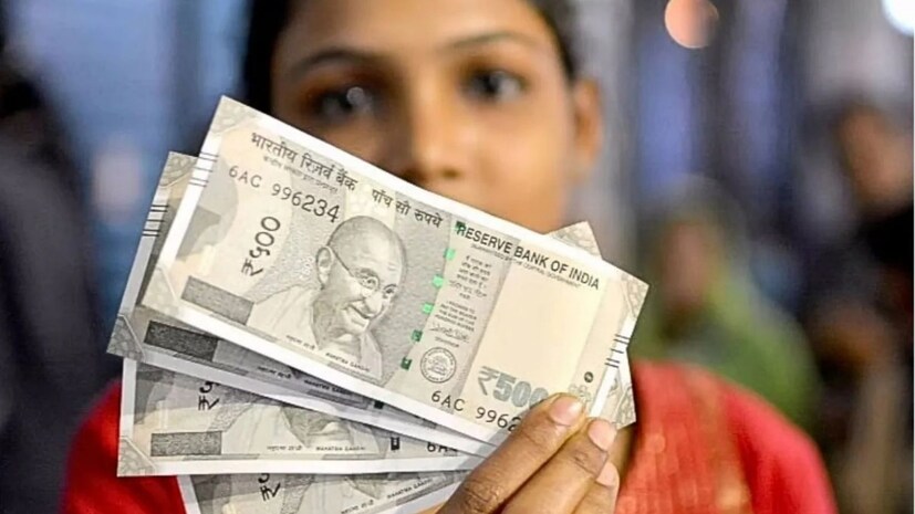  தமிழ்நாட்டின் முந்தைய திமுக அரசு, கடந்த 2023ஆம் ஆண்டு முதல் தகுதியுள்ள மகளிருக்கு மாதம் ரூ. 1,000 கலைஞர் உரிமைத் தொகையை வழங்கிவந்தது. இந்நிலையில், 2026ஆம் ஆண்டு சட்டமன்றத் தேர்தலில் இந்தத் தொகையை ரூ. 1,500 ஆக உயர்த்தி வழங்கப்படும் என திமுகவும், ரூ. 2,500ஆக வழங்கப்படும் என தவெகவும் தேர்தல் வாக்குறுதிகளைக் கொடுத்தன.