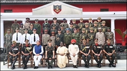 ராணுவ வீரர்களுடன் குடியரசுத் தலைவர் திரௌபதி முர்மு ராணுவ வீரர்களுடன் குடியரசுத் தலைவர் திரௌபதி முர்மு