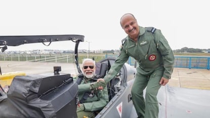 தேஜஸ் போர் விமானத்தில் பிரதமர் மோடி தேஜஸ் போர் விமானத்தில் பிரதமர் மோடி