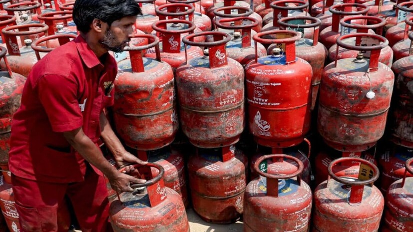 புதிய வீட்டிற்கு மாறும்போது LPG இணைப்பை எவ்வாறு மாற்றுவது? நீங்கள் புதிய வீட்டிற்கு மாறுகிறீர்கள் என்றால், முதலில் உங்கள் தற்போதைய Indane, HP Gas அல்லது Bharat Gas விநியோகஸ்தரிடம் உங்கள் புதிய முகவரியைத் தெரிவித்து, எரிவாயு இணைப்பு மாற்றத்திற்கான விண்ணப்பத்தைச் சமர்ப்பிக்க வேண்டும். இதற்குத் தேவைப்படும் ஆவணங்கள்: அடையாள அட்டை, புதிய முகவரிக்கான சான்று, எரிவாயு புத்தகம் (consumer card), ரெகுலேட்டர் மற்றும் எரிவாயு இணைப்பின் அசல் வவுச்சர். புதிய வீடு அதே எரிவாயு முகமையின் (agency) சேவைப் பகுதிக்குள் அமைந்திருந்தால், இந்த நடைமுறை மிகவும் எளிதானது. அந்த முகமை உங்கள் முகவரியை மட்டும் புதுப்பித்துவிடும்; அதன்பின் புதிய முகவரியிலேயே எரிவாயு விநியோகம் கிடைக்கும்.