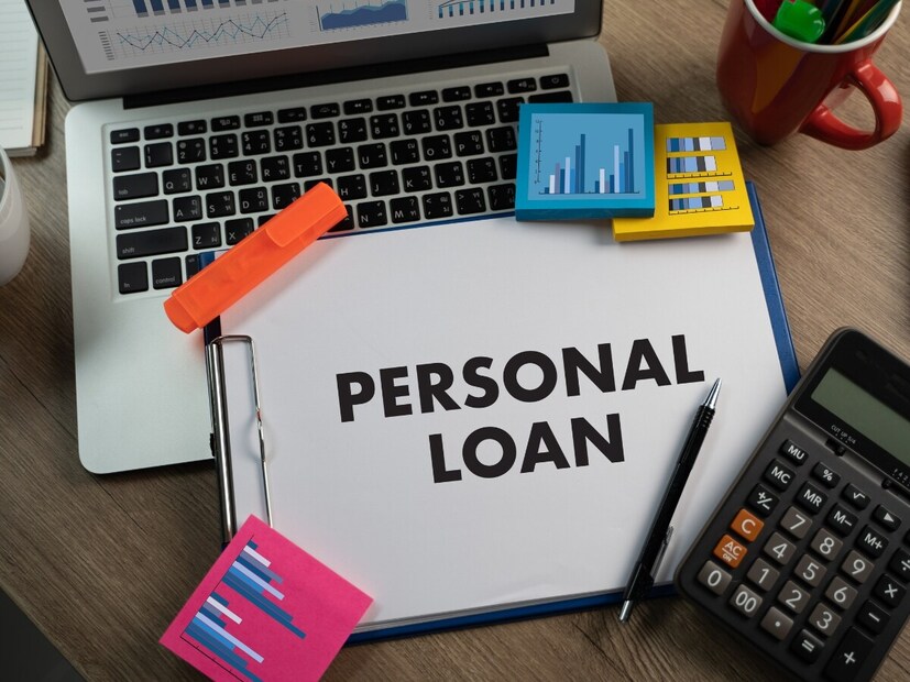  தற்போது, ​​பல வங்கிகள், வங்கி சாரா நிதி நிறுவனங்கள் (NBFCs) மற்றும் டிஜிட்டல் கடன் வழங்கும் நிறுவனங்கள் பல்வேறு வகையான தனிநபர் கடன் சலுகைகளை வழங்குகின்றன. எனவே, ஒரே ஒரு நிறுவனத்திடம் கடன் வாங்குவதற்குப் பதிலாக, பல நிறுவனங்களின் வட்டி விகிதங்கள், கட்டணங்கள், கடன் காலம் மற்றும் வாடிக்கையாளர் சேவை ஆகியவற்றை ஒப்பிட்டுப் பார்த்து முடிவெடுப்பது நிதி ரீதியாகப் பயனளிக்கும். உங்கள் தேவைகளுக்குப் பொருத்தமான தொகையை மட்டும் கடன் வாங்குவதும் ஒரு நல்ல பழக்கமாகும். சரியான நேரத்தில் தனிநபர் கடன் வாங்குவது, நிதிச் சிக்கல்களைச் சமாளிக்க உங்களுக்கு உதவும். இருப்பினும், சிந்திக்காமல் எடுக்கப்பட்ட கடன் எதிர்காலத்தில் ஒரு பெரிய நிதிச் சுமையாகவும் மாறக்கூடும். அதனால்தான், கடன் வாங்குவதற்கு முன் தேவை, மொத்தச் செலவு, மாதாந்திரத் தவணை (EMI), கடன் காலம் மற்றும் திருப்பிச் செலுத்தும் திறன் ஆகியவற்றை முழுமையாகப் பகுப்பாய்வு செய்வது மிகவும் முக்கியம். முறையான நிதித் திட்டமிடல் மற்றும் கடனைப் பொறுப்புடன் பயன்படுத்துவதன் மூலம், அது உங்கள் தேவைகளைப் பூர்த்தி செய்வது மட்டுமல்லாமல், உங்கள் நிதி நிலைத்தன்மையையும் பாதுகாக்கும்.