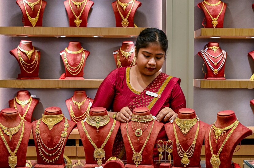 கடந்த இரண்டு ஆண்டுகளில், உலகெங்கிலும் நிலவும் புவிசார் அரசியல் பதட்டங்கள் தங்கத்தின் விலையை கணிசமாக உயர்த்தியுள்ளன. மத்திய கிழக்கில் நிலவும் பதட்டமான சூழல், ஈரான் தொடர்பான நிகழ்வுகள், உலகளாவிய பொருளாதார நிச்சயமற்ற தன்மை மற்றும் அதிகரித்து வரும் பணவீக்கம் ஆகியவை முதலீட்டாளர்களை ஒரு பாதுகாப்பான முதலீடாகத் தங்கத்தின் பக்கம் திரும்பச் செய்துள்ளன. இது சர்வதேச சந்தையில் தங்கத்திற்கான பெரும் தேவையை உருவாக்கியுள்ளதுடன், அதன் விலைகளும் சாதனை அளவை எட்டியுள்ளன. கடந்த இரண்டு ஆண்டுகளில், உலகெங்கிலும் நிலவும் புவிசார் அரசியல் பதட்டங்கள் தங்கத்தின் விலையை கணிசமாக உயர்த்தியுள்ளன. மத்திய கிழக்கில் நிலவும் பதட்டமான சூழல், ஈரான் தொடர்பான நிகழ்வுகள், உலகளாவிய பொருளாதார நிச்சயமற்ற தன்மை மற்றும் அதிகரித்து வரும் பணவீக்கம் ஆகியவை முதலீட்டாளர்களை ஒரு பாதுகாப்பான முதலீடாகத் தங்கத்தின் பக்கம் திரும்பச் செய்துள்ளன. இது சர்வதேச சந்தையில் தங்கத்திற்கான பெரும் தேவையை உருவாக்கியுள்ளதுடன், அதன் விலைகளும் சாதனை அளவை எட்டியுள்ளன.