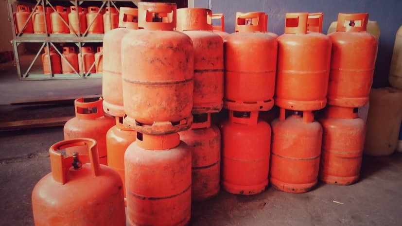 தற்போது, இந்தியன் ஆயில், பாரத் பெட்ரோலியம் (BPCL) மற்றும் ஹிந்துஸ்தான் பெட்ரோலியம் (HPCL) ஆகிய நிறுவனங்கள் நாட்டில் 19 கிலோ, 5 கிலோ மற்றும் 2 கிலோ எடையுள்ள வணிக ரீதியிலான எல்பிஜி (LPG) சிலிண்டர்களை வழங்கி வருகின்றன. இருப்பினும், 19 கிலோ சிலிண்டர் அதிக எடையுடன் இருப்பதால், சிறு வணிகர்கள் அதனை ஓரிடத்திலிருந்து மற்றொரு இடத்திற்குக் கொண்டு செல்வதில் சிரமம் உள்ளது. இச்சூழலில், சந்தையில் 10 கிலோ எடையுள்ள, எடை குறைந்த 'காம்போசிட்' (composite) வகை வணிக ரீதியிலான எல்பிஜி சிலிண்டரை அறிமுகப்படுத்துவது குறித்து எண்ணெய் சந்தைப்படுத்தல் நிறுவனங்கள் பரிசீலித்து வருகின்றன என்று கூறப்படுகிறது. தற்போது, இந்தியன் ஆயில், பாரத் பெட்ரோலியம் (BPCL) மற்றும் ஹிந்துஸ்தான் பெட்ரோலியம் (HPCL) ஆகிய நிறுவனங்கள் நாட்டில் 19 கிலோ, 5 கிலோ மற்றும் 2 கிலோ எடையுள்ள வணிக ரீதியிலான எல்பிஜி (LPG) சிலிண்டர்களை வழங்கி வருகின்றன. இருப்பினும், 19 கிலோ சிலிண்டர் அதிக எடையுடன் இருப்பதால், சிறு வணிகர்கள் அதனை ஓரிடத்திலிருந்து மற்றொரு இடத்திற்குக் கொண்டு செல்வதில் சிரமம் உள்ளது. இச்சூழலில், சந்தையில் 10 கிலோ எடையுள்ள, எடை குறைந்த 'காம்போசிட்' (composite) வகை வணிக ரீதியிலான எல்பிஜி சிலிண்டரை அறிமுகப்படுத்துவது குறித்து எண்ணெய் சந்தைப்படுத்தல் நிறுவனங்கள் பரிசீலித்து வருகின்றன என்று கூறப்படுகிறது.