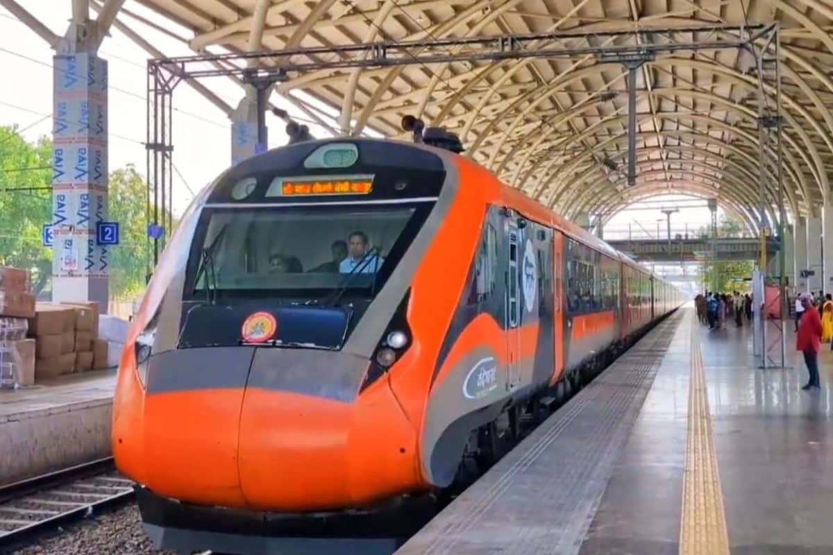 வசூலில் புதிய உச்சம்! மற்ற ரயில்களை பின்னுக்குத் தள்ளிய வந்தே பாரத்.. விபரம் என்ன?