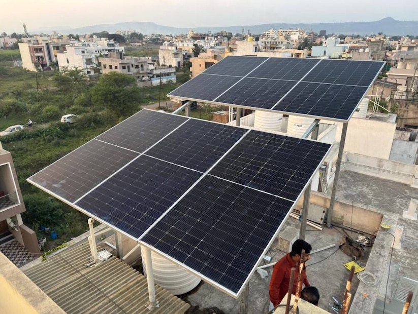 தற்போது மின்சாரக் கட்டணங்கள் அதிகரித்து வருவதால், பல குடும்பங்கள் அதிக மின்சாரக் கட்டணச் சுமையால் சிரமப்படுகின்றன. குறிப்பாகக் கோடைக் காலத்தில் ஏசி (AC), கூலர் மற்றும் குளிர்சாதனப் பெட்டி (fridge) போன்ற மின்சாதனங்களை நீண்ட நேரம் பயன்படுத்துவதால், மாதாந்திர மின்சாரக் கட்டணம் ஆயிரக்கணக்கான ரூபாயை எட்டுகிறது. இதனால், மின்சாரச் செலவைக் குறைக்கப் பலரும் சூரிய ஆற்றல் (solar power) அமைப்புகளைப் பொருத்துவதில் ஆர்வம் காட்டி வருகின்றனர். வீட்டின் கூரையில் சோலார் பேனல்களைப் பொருத்துவதன் மூலம், நீண்ட கால அடிப்படையில் மின்சாரக் கட்டணத்தை கணிசமாகக் குறைக்க முடியும். இச்சூழலில், 'பிரதான் மந்திரி சூர்யா கர்: முஃப்த் பிஜ்லி யோஜனா' (Pradhan Mantri Surya Ghar: Muft Bijli Yojana) திட்டத்தின் கீழ் மத்திய அரசும் மானியம் வழங்கி வருகிறது. இருப்பினும், வீட்டிற்குப் பதிலாகக் கடையின் கூரையில் சோலார் பேனல்களைப் பொருத்தினால், இந்த அரசு மானியம் கிடைக்குமா? என்று பலருக்கும் ஒரு சந்தேகம் உள்ளது. 'நியூஸ்18 குஜராத்தி' (News18 Gujarati) செய்தியில் வெளியிட்ட தகவலின் அடிப்படையில் இது குறித்த முழு விவரங்களை தற்போது பார்ப்போம். தற்போது மின்சாரக் கட்டணங்கள் அதிகரித்து வருவதால், பல குடும்பங்கள் அதிக மின்சாரக் கட்டணச் சுமையால் சிரமப்படுகின்றன. குறிப்பாகக் கோடைக் காலத்தில் ஏசி (AC), கூலர் மற்றும் குளிர்சாதனப் பெட்டி (fridge) போன்ற மின்சாதனங்களை நீண்ட நேரம் பயன்படுத்துவதால், மாதாந்திர மின்சாரக் கட்டணம் ஆயிரக்கணக்கான ரூபாயை எட்டுகிறது. இதனால், மின்சாரச் செலவைக் குறைக்கப் பலரும் சூரிய ஆற்றல் (solar power) அமைப்புகளைப் பொருத்துவதில் ஆர்வம் காட்டி வருகின்றனர். வீட்டின் கூரையில் சோலார் பேனல்களைப் பொருத்துவதன் மூலம், நீண்ட கால அடிப்படையில் மின்சாரக் கட்டணத்தை கணிசமாகக் குறைக்க முடியும். இச்சூழலில், 'பிரதான் மந்திரி சூர்யா கர்: முஃப்த் பிஜ்லி யோஜனா' (Pradhan Mantri Surya Ghar: Muft Bijli Yojana) திட்டத்தின் கீழ் மத்திய அரசும் மானியம் வழங்கி வருகிறது. இருப்பினும், வீட்டிற்குப் பதிலாகக் கடையின் கூரையில் சோலார் பேனல்களைப் பொருத்தினால், இந்த அரசு மானியம் கிடைக்குமா? என்று பலருக்கும் ஒரு சந்தேகம் உள்ளது. 'நியூஸ்18 குஜராத்தி' (News18 Gujarati) செய்தியில் வெளியிட்ட தகவலின் அடிப்படையில் இது குறித்த முழு விவரங்களை தற்போது பார்ப்போம்.
