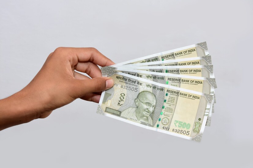 இத்திட்டத்தின் கீழ், அமைப்புசாராத் துறைத் தொழிலாளர்கள் 60 வயதை எட்டிய பிறகு மாதம் ரூ.3,000 ஓய்வூதியத்தைப் பெறுவார்கள். 18 முதல் 40 வயதுக்கு இடைப்பட்டவர்கள் இத்திட்டத்தில் இணையலாம். எனினும், அவர்களின் மாத வருமானம் ரூ.15,000 அல்லது அதற்கும் குறைவாக இருக்க வேண்டும். மேலும், மத்திய அரசு பங்களிப்பு செய்யும் ஊழியர் வருங்கால வைப்பு நிதி அமைப்பு (EPFO), ஊழியர் அரசு காப்பீட்டுக் கழகம் (ESIC) அல்லது தேசிய ஓய்வூதியத் திட்டம் (NPS) ஆகியவற்றில் அவர்கள் உறுப்பினர்களாக இருக்கக்கூடாது. வருமான வரி செலுத்துவோரும் இத்திட்டத்தின் கீழ் பயன்பெறத் தகுதியற்றவர்கள் ஆவர்.