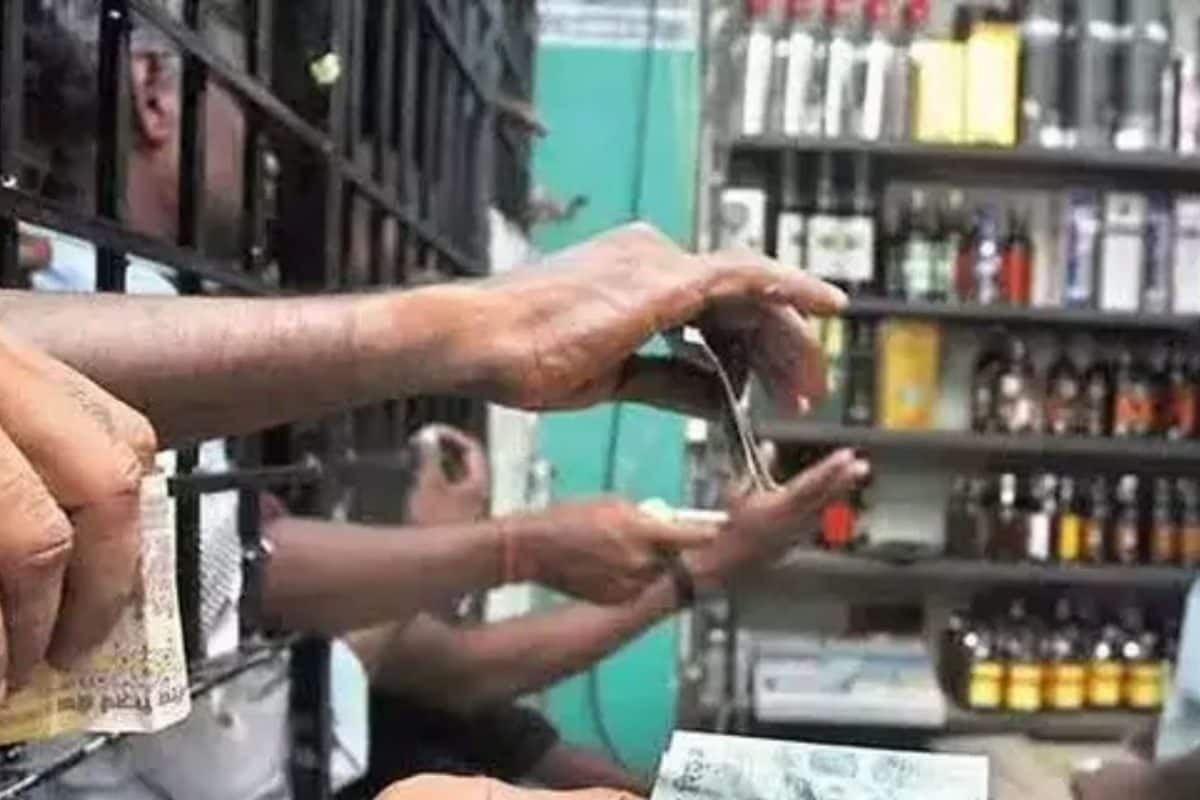 ஆன்லைனில் டாஸ்மாக் மது விற்பனை.. தமிழக அரசின் முடிவு ரத்து செய்யக்கோரி மனு