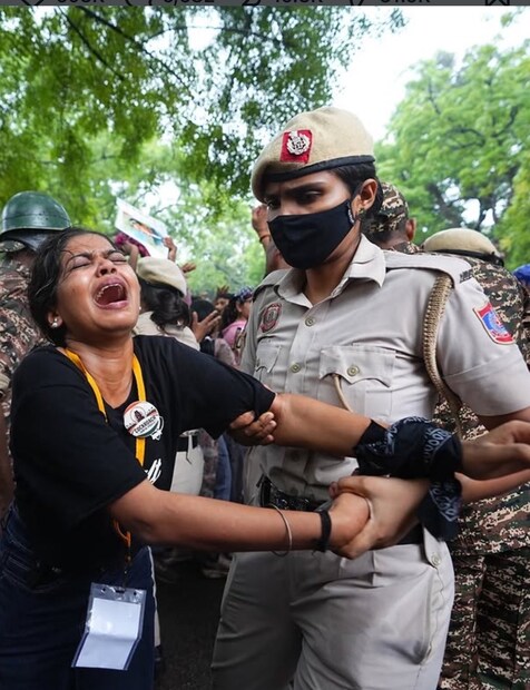 நீட் வினாத்தாள் கசிவு, தகுதி தேர்வுகளில் நடந்த முறைகேடுகளுக்கு பொறுப்பேற்று மத்திய கல்வித்துறை அமைச்சர் தர்மேந்திர பிரதான் தனது பதவியை ராஜினாமா செய்ய வேண்டும் என வலியுறுத்தி கரப்பான் பூச்சி ஜனதா கட்சி அமைப்பு கடந்த 20 நாட்களுக்கும் மேலாக டெல்லி ஜந்தர் மந்தரில் போராட்டம் நடத்திவருகிறது.