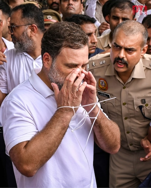 ஏ.என்.ஐ.க்கு அமைச்சர் ஜிதேந்திர சிங் அளித்த பேட்டியில் கூறியிருப்பதாவது; "இன்று பிற்பகலில், காங்கிரஸ் கட்சித் தலைவர்கள் திடீரென தர்ணா போராட்டத்தில் ஈடுபட்டனர். அதனைத் தொடர்ந்து நானும் மத்திய உள்துறைச் செயலாளரும் அந்த இடத்திற்குச் சென்றோம். மேலும், ராகுல் காந்தியிடம் மிகவும் பணிவாகவும் மரியாதையுடனும், இது போன்ற செயல்களில் ஈடுபடுவது முறையல்ல என்று எடுத்துரைக்க முயன்றேன். நீட் (NEET) தேர்வு, வினாத்தாள் கசிவு மற்றும் அது தொடர்பான அனைத்து விவகாரங்கள் குறித்தும் நாடாளுமன்றத்தில் விவாதிக்க அரசு தயாராக உள்ளது என்ற உறுதிமொழி அளிக்கப்பட்டால், இந்தப் போராட்டத்தை கைவிடத் தயார் என்று அவர் கூறினார். ஏ.என்.ஐ.க்கு அமைச்சர் ஜிதேந்திர சிங் அளித்த பேட்டியில் கூறியிருப்பதாவது; "இன்று பிற்பகலில், காங்கிரஸ் கட்சித் தலைவர்கள் திடீரென தர்ணா போராட்டத்தில் ஈடுபட்டனர். அதனைத் தொடர்ந்து நானும் மத்திய உள்துறைச் செயலாளரும் அந்த இடத்திற்குச் சென்றோம். மேலும், ராகுல் காந்தியிடம் மிகவும் பணிவாகவும் மரியாதையுடனும், இது போன்ற செயல்களில் ஈடுபடுவது முறையல்ல என்று எடுத்துரைக்க முயன்றேன். நீட் (NEET) தேர்வு, வினாத்தாள் கசிவு மற்றும் அது தொடர்பான அனைத்து விவகாரங்கள் குறித்தும் நாடாளுமன்றத்தில் விவாதிக்க அரசு தயாராக உள்ளது என்ற உறுதிமொழி அளிக்கப்பட்டால், இந்தப் போராட்டத்தை கைவிடத் தயார் என்று அவர் கூறினார்.