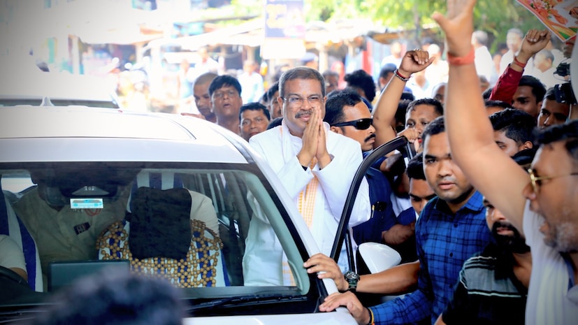 தற்போதைய சூழலை தேச விரோதிகள் தவறாகப் பயன்படுத்தி விடக்கூடாது என்பதால், தனது பதவியை ராஜினாமா செய்வதாகவும், மாணவர்கள் நேரத்தை வீணடிக்காமல், தங்களின் கல்வியில் கவனம் செலுத்தும் நோக்கில் இம்முடிவை எடுத்திருப்பதாகவும் தர்மேந்திர பிரதான் குறிப்பிட்டார். இளைஞர்களின் முதல் கோரிக்கை நிறைவேறியதால், டெல்லி ஜந்தர் மந்தர் போராட்டக்களம் கொண்டாட்ட களமாக மாறியது. அப்போது பேசிய கரப்பான்பூச்சி ஜனதா கட்சி நிறுவனர் அபிஜித் தீப்கே, இளைஞர்களுடன் மோதாதீர்கள், இதுதான் ஜனநாயகம் என்று சூளுரைத்தார். தற்போதைய சூழலை தேச விரோதிகள் தவறாகப் பயன்படுத்தி விடக்கூடாது என்பதால், தனது பதவியை ராஜினாமா செய்வதாகவும், மாணவர்கள் நேரத்தை வீணடிக்காமல், தங்களின் கல்வியில் கவனம் செலுத்தும் நோக்கில் இம்முடிவை எடுத்திருப்பதாகவும் தர்மேந்திர பிரதான் குறிப்பிட்டார். இளைஞர்களின் முதல் கோரிக்கை நிறைவேறியதால், டெல்லி ஜந்தர் மந்தர் போராட்டக்களம் கொண்டாட்ட களமாக மாறியது. அப்போது பேசிய கரப்பான்பூச்சி ஜனதா கட்சி நிறுவனர் அபிஜித் தீப்கே, இளைஞர்களுடன் மோதாதீர்கள், இதுதான் ஜனநாயகம் என்று சூளுரைத்தார்.