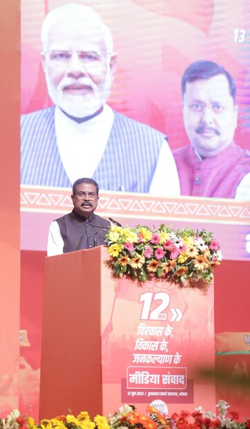 மாணவர் இயக்கச் செயல்பாடுகள் மூலம் தனது அரசியல் பயணத்தைத் தொடங்கிய தர்மேந்திர பிரதான், பின்னர் பாஜகவின் இளைஞர் அணியில் முக்கியப் பொறுப்புகளை ஏற்றதுடன், இறுதியாக BJYM-இன் தேசியத் தலைவராகவும் ஆனார். 2000-ஆம் ஆண்டில், அவர் முதன்முறையாக ஒடிசா சட்டமன்றத்திற்குத் தேர்ந்தெடுக்கப்பட்டார். பின்னர் 2004-இல் மக்களவைக்குத் தேர்ந்தெடுக்கப்பட்ட அவர், அதைத் தொடர்ந்து மாநிலங்களவை உறுப்பினராகவும் பணியாற்றினார். காலப்போக்கில் தேசிய அரசியலில் முக்கியப் பிரமுகராக உயர்ந்த அவர், தற்போது ஒடிசாவின் சம்பல்பூர் மக்களவைத் தொகுதி எம்.பி.யாக இருந்துவருகிறார். மாணவர் இயக்கச் செயல்பாடுகள் மூலம் தனது அரசியல் பயணத்தைத் தொடங்கிய தர்மேந்திர பிரதான், பின்னர் பாஜகவின் இளைஞர் அணியில் முக்கியப் பொறுப்புகளை ஏற்றதுடன், இறுதியாக BJYM-இன் தேசியத் தலைவராகவும் ஆனார். 2000-ஆம் ஆண்டில், அவர் முதன்முறையாக ஒடிசா சட்டமன்றத்திற்குத் தேர்ந்தெடுக்கப்பட்டார். பின்னர் 2004-இல் மக்களவைக்குத் தேர்ந்தெடுக்கப்பட்ட அவர், அதைத் தொடர்ந்து மாநிலங்களவை உறுப்பினராகவும் பணியாற்றினார். காலப்போக்கில் தேசிய அரசியலில் முக்கியப் பிரமுகராக உயர்ந்த அவர், தற்போது ஒடிசாவின் சம்பல்பூர் மக்களவைத் தொகுதி எம்.பி.யாக இருந்துவருகிறார்.