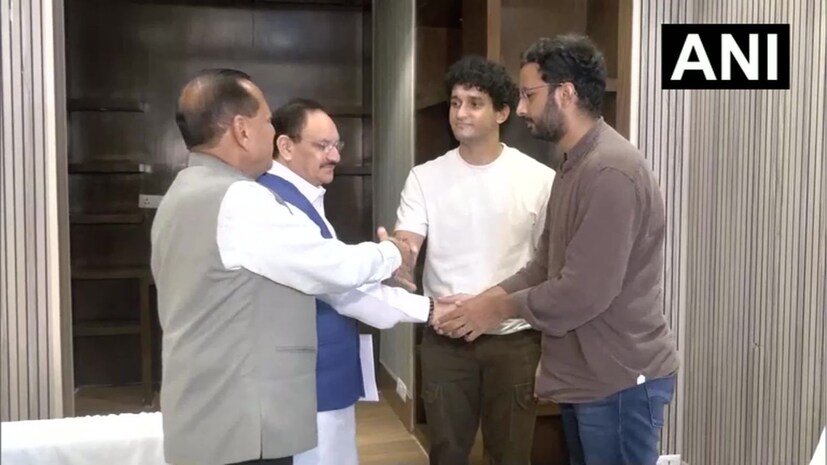 இந்நிலையில், இன்று கரப்பான் பூச்சி ஜனதா கட்சி அமைப்பினருடன் இரண்டாம் கட்ட பேச்சுவார்த்தையை மத்திய அமைச்சர் ஜே.பி. நட்டா மேற்கொண்டார். இந்தப் பேச்சுவார்த்தையில், நீட்டால் இறந்த மாணவர்களின் குடும்பங்களுக்கு இழப்பீடு, மாணவர்கள் மீதான எஃப்.ஐ.ஆர். திரும்ப பெறுதல் ஆகியவற்றுக்கு முடிவு எட்டப்பட்டதாகவும், அமைச்சர் தர்மேந்திர பிரதான் பதவி விலகுவது குறித்து மீண்டும் நாளை பேச்சுவார்த்தை நடைபெற இருக்கிறது எனவும் கரப்பான் பூச்சி ஜனதா பிரதிநிதிகள் தெரிவித்தனர்.