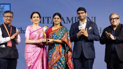 விருதைப் பெற்றுக் கொள்ளும் நீதா அம்பானி