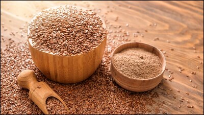ஆளி விதையில் உள்ள ஊட்டச்சத்துக்கள் ஆரோக்கியத்தைப் பேண உதவும். ஆளிவிதைகள், சருமத்திற்கும் கூந்தலுக்கும்கூட அதிக நன்மை பயக்கும். இவற்றை அப்படியே சாப்பிடுவதை காட்டிலும் தண்ணீர், தயிர், சாலடுகள் அல்லது பிற உணவுகளுடன் சேர்த்து உணவில் கலந்து கொள்ளலாம்.