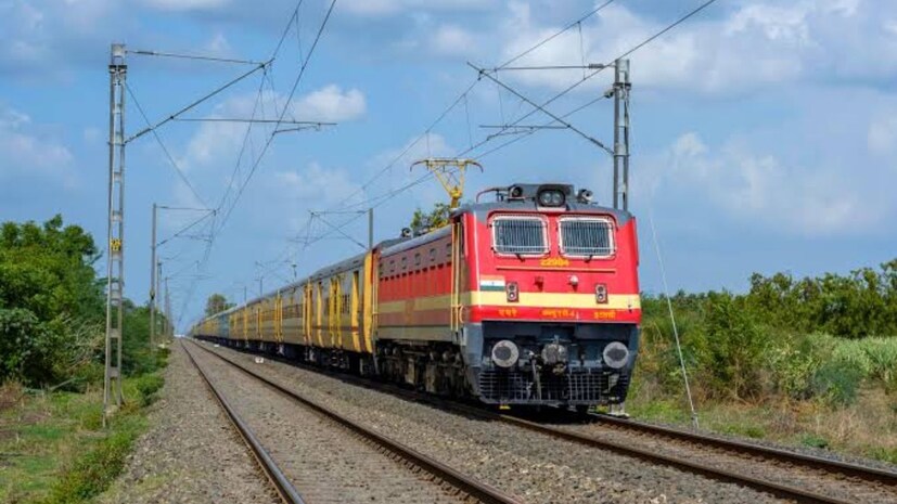 தட்கல் (Tatkal) டிக்கெட் முன்பதிவு செய்யும்போது ஒவ்வொரு வினாடியும் மிக முக்கியமானது. 'News18' செய்தி ஒன்றின்படி, காலை 10 மணிக்கு ஒரே நேரத்தில் பலர் டிக்கெட் முன்பதிவு செய்ய முயலும்போது ஏற்படும் நெரிசலைத் தவிர்க்க, 'RailOne' செயலியின் இந்த 8 குறிப்புகள் உங்களுக்கு உதவும். பயோமெட்ரிக் லாகின் (biometric login) முதல் 'R-Wallet' மூலம் பணம் செலுத்துவது வரை, சில எளிய மாற்றங்கள் மூலம் உறுதிப்படுத்தப்பட்ட தட்கல் டிக்கெட்டைப் பெறுவதற்கான வாய்ப்பை நீங்கள் விரைவாக அதிகரிக்கலாம். IRCTC 'மாஸ்டர் லிஸ்ட்' (master list)-ஐ முன்கூட்டியே சிங்க் செய்து (sync) வைத்துக் கொள்ளுங்கள். தட்கல் டிக்கெட் முன்பதிவில் இருக்கை கிடைப்பதற்குச் சில வினாடிகள் கூட மிக முக்கியமானவை; எனவே, பயணிகள் பற்றிய விவரங்கள் (பெயர், வயது மற்றும் அடையாள அட்டை விவரங்கள்) ஆகியவற்றை உங்கள் IRCTC சுயவிவரத்தில் முன்கூட்டியே சேமித்து வையுங்கள். தட்கால் முன்பதிவு தொடங்கும் போது, ​​'RailOne' செயலியில் அந்த 'மாஸ்டர் லிஸ்ட்'-ஐ உடனடியாக இறக்குமதி (import) செய்து கொள்ளலாம். இதனால் ஒவ்வொரு முறையும் விவரங்களைத் தட்டச்சு செய்ய வேண்டிய அவசியம் இருக்காது.