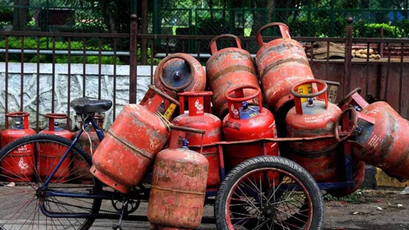 நீங்கள் PMUY திட்டத்தின் பயனாளியாக இருந்து, தகுதியான சிலிண்டர் நிரப்புதல்களுக்கான (refills) மானியம் உங்களுக்குக் கிடைக்கவில்லை என்றால், சில விஷயங்களைச் சரிபார்க்க வேண்டும். உங்கள் LPG இணைப்பு தொடர்பான விவரங்கள் சரியாக உள்ளனவா? வங்கிக் கணக்கு விவரங்களில் ஏதேனும் மாற்றங்கள் ஏற்பட்டுள்ளனவா? நேரடிப் பணப் பரிமாற்றத்திற்குத் (DBT) தேவையான வங்கி மற்றும் ஆதார் விவரங்கள் சரியாகப் பதிவு செய்யப்பட்டுள்ளனவா? LPG இணைப்பு மற்றும் வங்கி விவரங்களில் ஏதேனும் பிழைகள் உள்ளனவா? நடப்பு நிதியாண்டில் மானியம் பெறக்கூடிய சிலிண்டர் நிரப்புதல்களுக்கான வரம்பை நீங்கள் ஏற்கனவே பூர்த்தி செய்துவிட்டீர்களா? மானியம் வழங்குவதிலோ அல்லது வங்கிப் பரிமாற்றத்திலோ ஏதேனும் தொழில்நுட்பச் சிக்கல் உள்ளதா? போன்றவற்றை நீங்கள் சரிபார்க்க வேண்டும். சிலிண்டர் விநியோகம் செய்யப்பட்ட உடனேயே மானியம் தெரிவதில்லை என்பதற்காக, அது கிடைக்கவில்லை என்று கருத வேண்டாம்.
