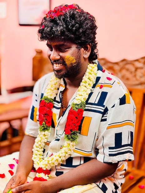 டி.ஜே. பிளாக்கின் உண்மையான பெயர் சுதன் குமார். தனது திறமையால் விஜய் டிவி கலைஞர்களுக்கு இணையான புகழையும் மக்களால் ரசிக்கப்படும் நபராகவும் மாறியிருக்கிறார் டிஜே பிளாக்.