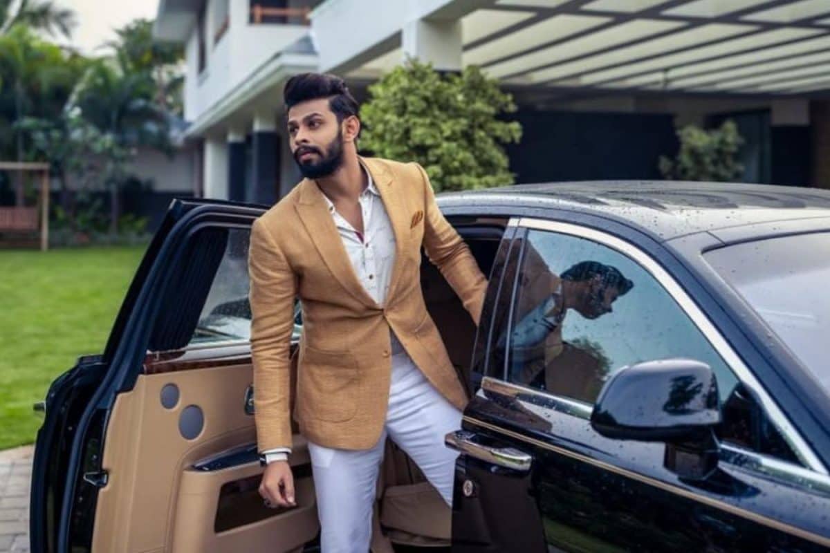 நடிகர் வருணின் காரில் பல லட்சம் ரூபாய் மதிப்பிலான பொருட்கள் திருட்டு..!