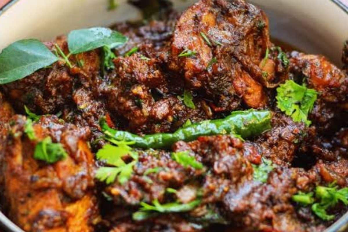 வீட்டில் சிக்கன் எடுத்தால் ஒருமுறை இந்த கேரளா ஸ்டைல் பெப்பர் சிக்கன் ஃப்ரை செய்து பாருங்கள்... சுவை அள்ளும்! ரெசிபி இதோ