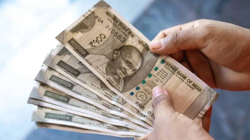 அதேவேளையில், 8-வது மத்திய ஊதியக் குழுவின் செயல்பாடுகள் குறித்தும் அண்மையில் மாநிலங்களவையில் கேள்விகள் எழுப்பப்பட்டன. மாநிலங்களவை உறுப்பினர் ஜாவேத் அலி கான் எழுப்பிய கேள்விக்கு, மத்திய நிதித்துறை இணையமைச்சர் பங்கஜ் சௌத்ரி எழுத்துப்பூர்வமாகப் பதிலளித்தார். 8-வது மத்திய ஊதியக் குழுவின் அமைப்பு, அதன் நடைமுறைகள், ஊழியர் சங்கங்களின் கோரிக்கைகள், 'ஃபிட்மென்ட் ஃபேக்டர்' (fitment factor) மற்றும் குடும்ப அலகு (family unit) உள்ளிட்ட அம்சங்கள் குறித்து அவர் விளக்கமளித்தார். அமைச்சரின் தகவலின்படி, 8-வது மத்திய ஊதியக் குழுவை அமைப்பதற்கான அதிகாரப்பூர்வ அறிவிப்பை மத்திய அரசு நவம்பர் 3, 2025 அன்று வெளியிட்டது. அதே அறிவிப்பில், ஊதியக் குழு தனது சொந்தச் செயல்பாட்டு முறையை வகுத்துக்கொள்ளும் சுதந்திரம் அதற்கு வழங்கப்பட்டுள்ளதாகவும் குறிப்பிடப்பட்டிருந்தது. அதாவது, எந்தெந்த விவகாரங்களை எந்த வரிசையில் ஆய்வு செய்வது, யாருடன் கலந்தாலோசிப்பது மற்றும் அறிக்கையை எவ்வாறு தயாரிப்பது ஆகியவற்றை அந்தக் குழுவே தீர்மானிக்கும் என்று அரசு தெரிவித்துள்ளது.