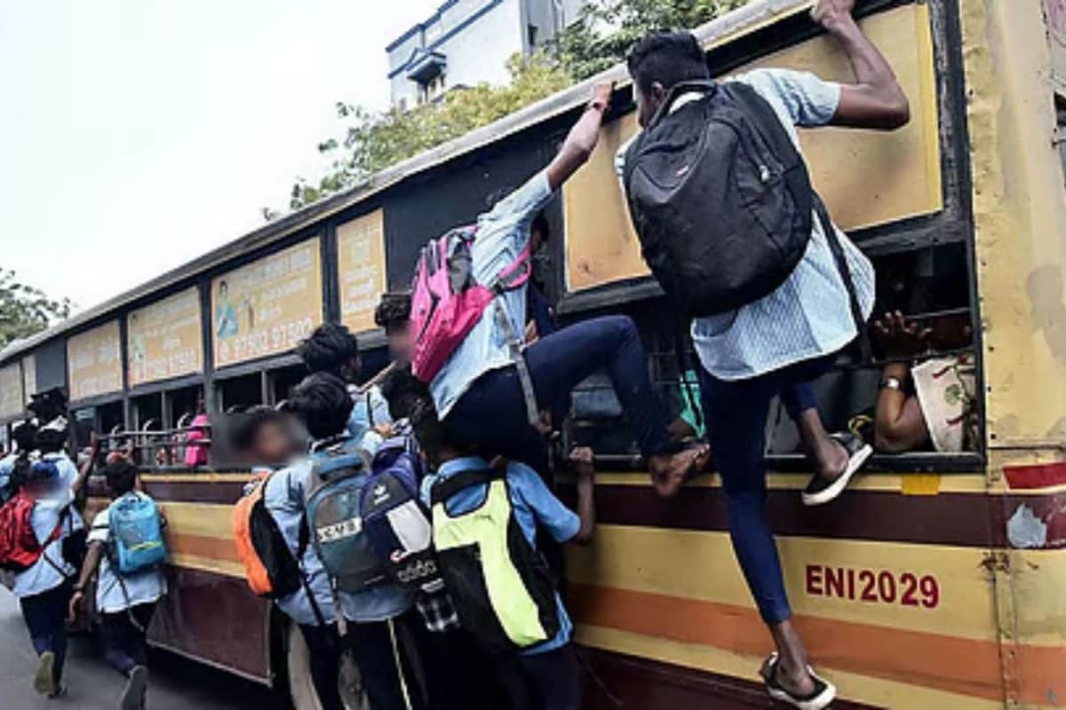 பேருந்துகளில் சாகசம் செய்யும் மாணவர்கள்; நடவடிக்கை எடுக்க மக்கள் கோரிக்கை