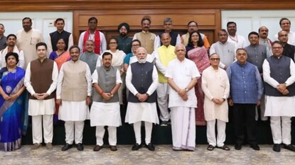 NDA எம்பிக்களுடன் பிரதமர் மோடி 