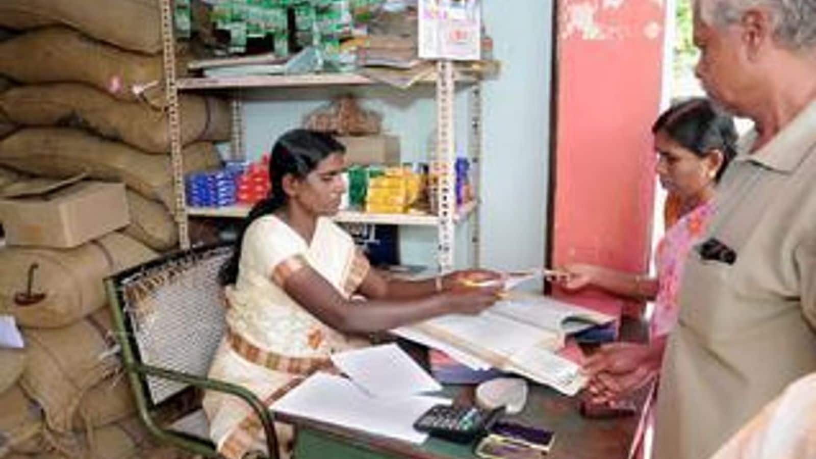 தமிழ்நாட்டில் முன்னுரிமை குடும்ப அட்டை மற்றும் அந்தியோதயா அன்ன யோஜனா குடும்ப அட்டைதாரர்களின் e-KYC சதவீதம் 96.69% ஆகும். கூட்டுறவு, உணவு மற்றும் நுகர்வோர் பாதுகாப்புத் துறையின் சார்பில் 10.05.2026 முதல் 02.08.2026, 08.08.2026, 09.08.2026, 29.08.2026, 19.09.2026 மற்றும் 26.09.2026 ஆகிய தேதிகளில் e-KYC சிறப்பு முகாம்கள் நடத்தப்பட்டன. தமிழ்நாட்டில் முன்னுரிமை குடும்ப அட்டை மற்றும் அந்தியோதயா அன்ன யோஜனா குடும்ப அட்டைதாரர்களின் e-KYC சதவீதம் 96.69% ஆகும். கூட்டுறவு, உணவு மற்றும் நுகர்வோர் பாதுகாப்புத் துறையின் சார்பில் 10.05.2026 முதல் 02.08.2026, 08.08.2026, 09.08.2026, 29.08.2026, 19.09.2026 மற்றும் 26.09.2026 ஆகிய தேதிகளில் e-KYC சிறப்பு முகாம்கள் நடத்தப்பட்டன.