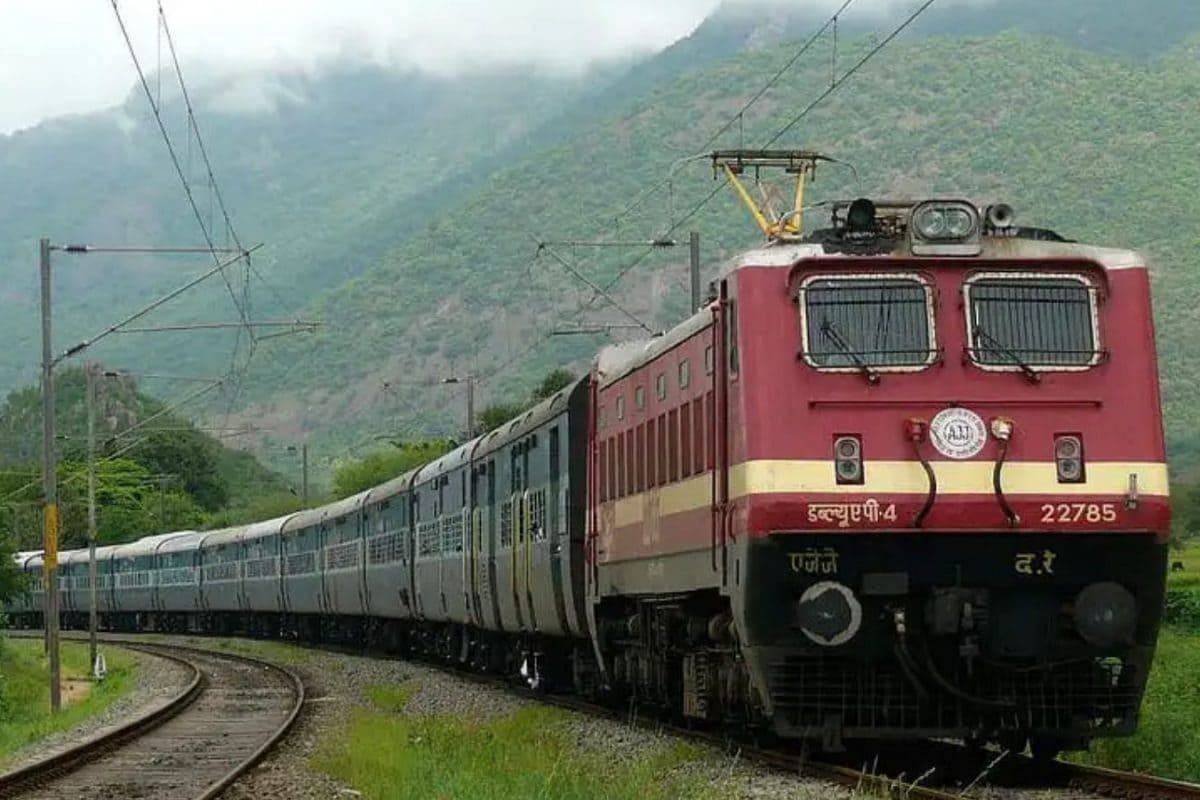 வெயிட்டிங் லிஸ்ட் டிக்கெட்டில் ரயிலில் பயணிக்க முடியுமா? இதை கட்டாயம் தெரிஞ்சுக்கோங்க... இல்லனா பிரச்சனை தான்!
