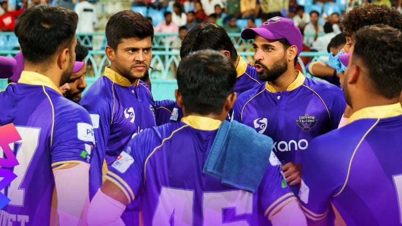 பொதுவாக இந்திய கிரிக்கெட் வீரர்கள் விக்கெட் எடுத்தால் ஆரவாரம் செய்வார்கள். கொண்டாடுவார்கள். ஆனால், இந்த பவுலர், விக்கெட் எடுக்கும்போது கொண்டாடுவதில்லை. ஆரவாரம் செய்வதில்லை. அவர் தான் பந்துவீச்சாளர் புவனேஷ்குமார். டி20 கிரிக்கெட் போட்டிகளை பொறுத்தவரை, ஒவ்வொரு பந்தும் முக்கியமானது. ஆனால், அந்த போட்டி வடிவம் பெரும்பாலும், பேட்ஸ்மேன்களுக்கான ஆட்டமாகவே கருதப்படுகிறது. பொதுவாக இந்திய கிரிக்கெட் வீரர்கள் விக்கெட் எடுத்தால் ஆரவாரம் செய்வார்கள். கொண்டாடுவார்கள். ஆனால், இந்த பவுலர், விக்கெட் எடுக்கும்போது கொண்டாடுவதில்லை. ஆரவாரம் செய்வதில்லை. அவர் தான் பந்துவீச்சாளர் புவனேஷ்குமார். டி20 கிரிக்கெட் போட்டிகளை பொறுத்தவரை, ஒவ்வொரு பந்தும் முக்கியமானது. ஆனால், அந்த போட்டி வடிவம் பெரும்பாலும், பேட்ஸ்மேன்களுக்கான ஆட்டமாகவே கருதப்படுகிறது.
