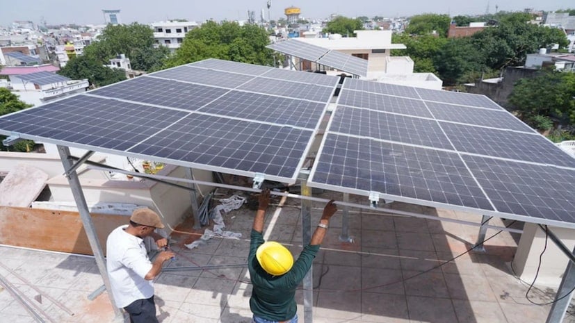 பொதுவாக, நிறுவப்படவுள்ள அமைப்பின் (system) செலவு அதன் திறனைப் பொறுத்து அமைகிறது. அதற்கேற்பவே மானியமும் தீர்மானிக்கப்படுகிறது. இருப்பினும், சூரிய ஆற்றல் அமைப்பை நிறுவுவதற்கான செலவை ஈடுகட்ட, எத்தனை மாதங்களுக்கான மின்சாரக் கட்டணச் சேமிப்பு தேவைப்படும் என்பது குறித்து மக்களிடையே பெரும்பாலும் ஒரு கேள்வி எழுகிறது. நீங்களும் சூரிய ஆற்றல் அமைப்பை நிறுவத் திட்டமிட்டிருந்தால், அதன் செலவு மற்றும் அந்தச் செலவை எவ்வாறு திரும்பப் பெறுவது என்பது குறித்த கேள்விகள் உங்களுக்குள் இருக்கலாம். மத்திய மற்றும் மாநில அரசுகள் சூரிய ஆற்றல் அமைப்புகளுக்குப் பல்வேறு மானியங்களை வழங்குகின்றன. இவ்விரு அரசுகளிடமிருந்தும் கிடைக்கும் மானியங்களைக் கருத்தில் கொண்ட பிறகு, இந்த அமைப்பை நிறுவ எவ்வளவு செலவாகும் என்பதையும், அந்தச் செலவை எத்தனை மாதங்களில் திரும்பப் பெற முடியும் என்பதையும் தெரிந்துகொள்வது முக்கியம். பொதுவாக, நிறுவப்படவுள்ள அமைப்பின் (system) செலவு அதன் திறனைப் பொறுத்து அமைகிறது. அதற்கேற்பவே மானியமும் தீர்மானிக்கப்படுகிறது. இருப்பினும், சூரிய ஆற்றல் அமைப்பை நிறுவுவதற்கான செலவை ஈடுகட்ட, எத்தனை மாதங்களுக்கான மின்சாரக் கட்டணச் சேமிப்பு தேவைப்படும் என்பது குறித்து மக்களிடையே பெரும்பாலும் ஒரு கேள்வி எழுகிறது. நீங்களும் சூரிய ஆற்றல் அமைப்பை நிறுவத் திட்டமிட்டிருந்தால், அதன் செலவு மற்றும் அந்தச் செலவை எவ்வாறு திரும்பப் பெறுவது என்பது குறித்த கேள்விகள் உங்களுக்குள் இருக்கலாம். மத்திய மற்றும் மாநில அரசுகள் சூரிய ஆற்றல் அமைப்புகளுக்குப் பல்வேறு மானியங்களை வழங்குகின்றன. இவ்விரு அரசுகளிடமிருந்தும் கிடைக்கும் மானியங்களைக் கருத்தில் கொண்ட பிறகு, இந்த அமைப்பை நிறுவ எவ்வளவு செலவாகும் என்பதையும், அந்தச் செலவை எத்தனை மாதங்களில் திரும்பப் பெற முடியும் என்பதையும் தெரிந்துகொள்வது முக்கியம்.