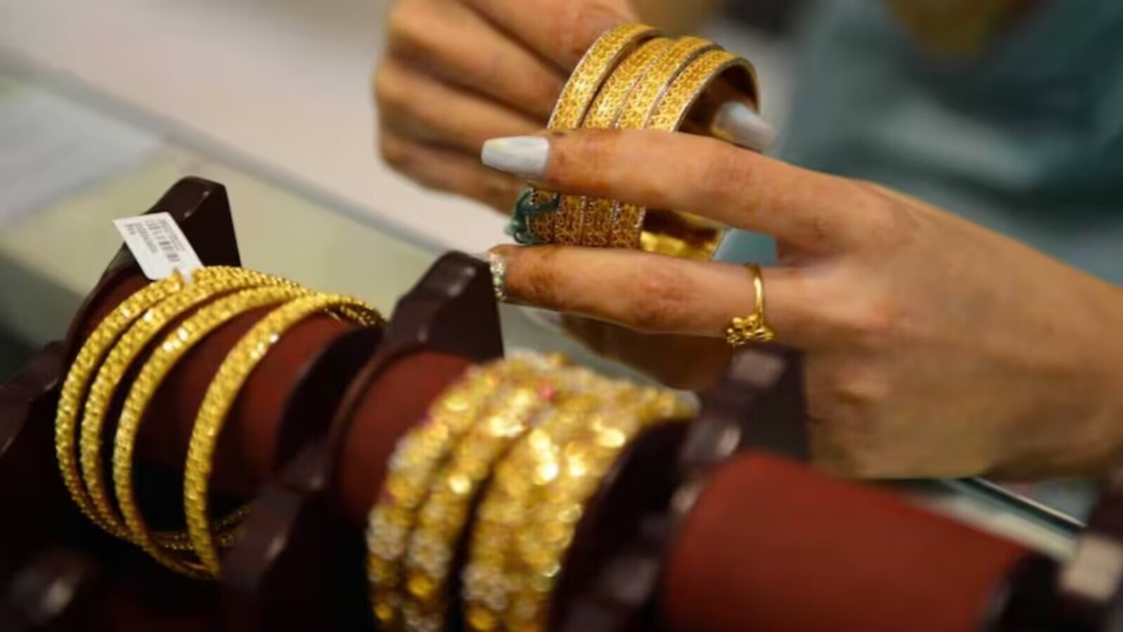அதன் தொடர்ச்சியாக நேற்று மட்டும் தங்கம் விலை கணிசமாக அதிகரித்தது. நேற்றைய நிலவரப்படி, 22 காரட் தங்கம் விலை கிராமுக்கு ரூ.95 உயர்ந்து ஒரு கிராம் ரூ.13,775க்கும் சவரனுக்கு ரூ.760 உயர்ந்து ஒரு சவரன் ரூ.1,10,200க்கும் விற்பனை செய்யப்பட்டது.