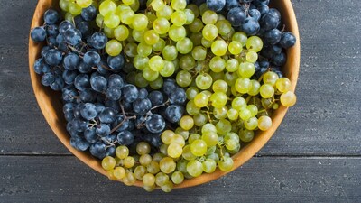 Green grapes VS black grapes