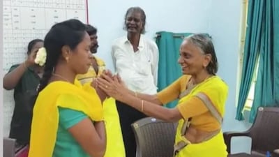 10 சவரன் நகையை ஒப்படைத்த மூதாட்டி: காலில் விழுந்து கண்ணீர் வடித்த பெண்!