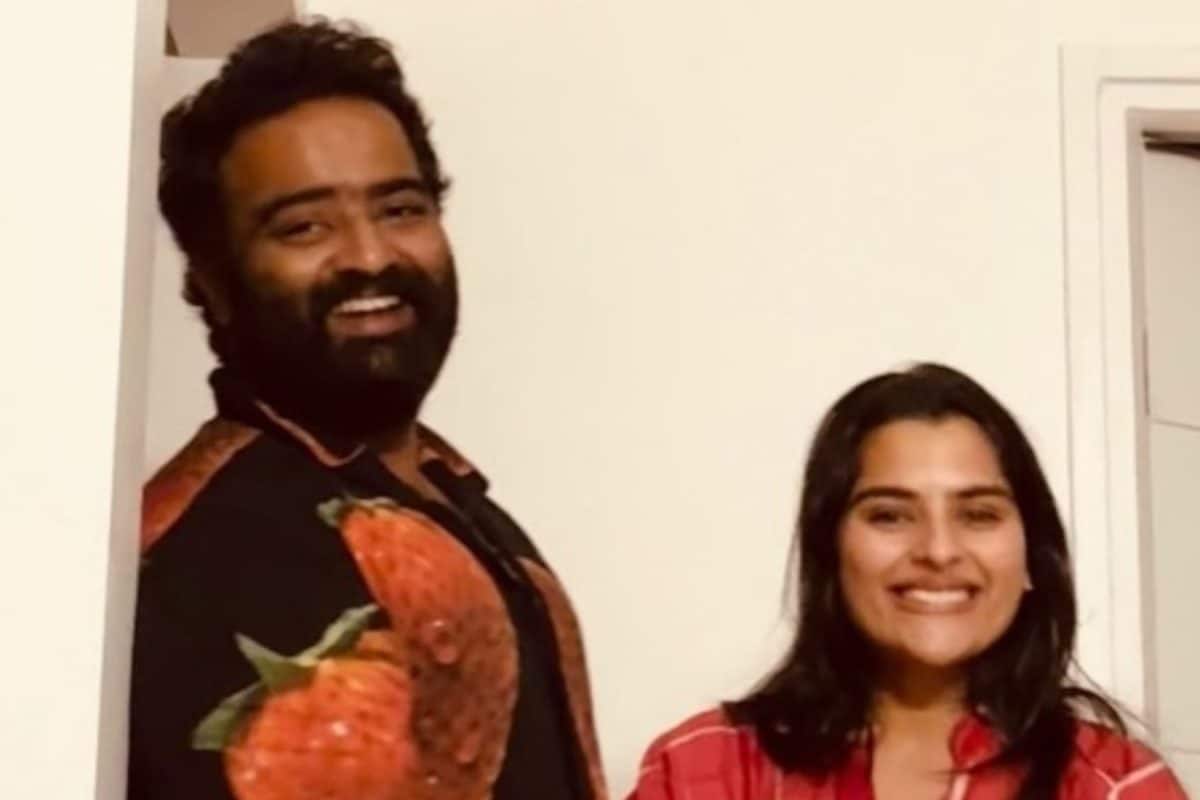 நடிகையுடனான காதலை வெளிப்படுத்திய பிரபல பாடகர்... இணையத்தில் வைரலாகும் போட்டோஸ்!