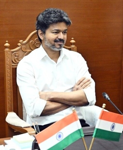முதல் முறையாக அரசு முறைப் பயணமாக தமிழ்நாடு முதலமைச்சர் விஜய் வெளிநாடு செல்ல உள்ள நிலையில் அவர் Diplomatic Passport-க்கு விண்ணப்பித்துள்ளார். குடியரசுத் தலைவர், பிரதமர், மத்திய அமைச்சர்கள், மாநில முதலமைச்சர்கள், எம்.பி.,க்கள் போன்ற உயர்மட்ட அரசுப் பதவிகளில் இருப்பவர்களின் அதிகாரப்பூர்வ வெளிநாட்டுப் பயணங்களுக்காக Diplomatic Passport பயன்படுத்தப்படுகிறது.