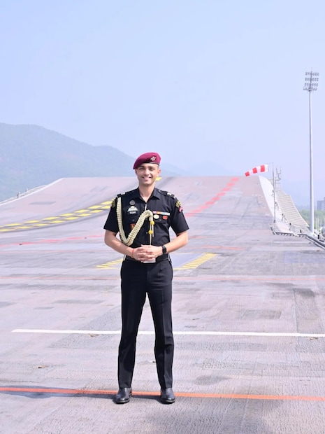 பொதுநிகழ்ச்சிகளில் குடியரசுத் தலைவரின் அருகில் நிற்பது மட்டுமே ஏடிசியின் பணி அல்ல. இராணுவ, இராஜதந்திர, அரசியல் மற்றும் கலாச்சார நிகழ்வுகளின் தேவைகளைத் துல்லியமாகப் புரிந்து கொண்டு, கடைசி நிமிட மாற்றங்களுக்கும் தயாராக இருக்கும் தீவிர விழிப்புணர்வு இவர்களுக்குத் தேவைப்படுகிறது. தேசிய அளவிலான முக்கியமான விழாக்கள், நாட்டின் உயர்மட்ட அதிகாரிகள், இராணுவத் தளபதிகள் மற்றும் வெளிநாட்டுத் தலைவர்களைச் சந்திக்கும் அரிய வாய்ப்பு இந்த அதிகாரிக்குக் கிடைக்கிறது.