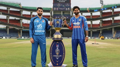 இரு அணிகளின் கேப்டன்கள் இரு அணிகளின் கேப்டன்கள்