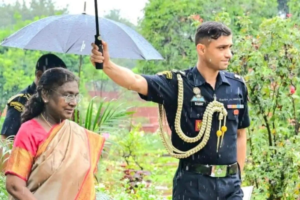 நாடு முழுவதும் பிரபலமான குடியரசு தலைவரின் உதவியாளர்.. பணியில் இருந்து நீக்கப்பட்டது ஏன்?