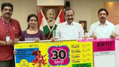 எப்படி பார்த்தாலும், இந்த ஆண்டு 90 லட்சம் டிக்கெட்டுகள் முழுவதும் விற்றதால் கிடைத்த ரூ. 450 கோடியில் பரிசுத் தொகை மற்றும் ஏஜென்ட் கமிஷன் கழித்த பிறகு ரூ. 300 கோடிக்கும் மேல் தொகை மிச்சமாகிறது. GST மற்றும் நிர்வாகச் செலவுகளை கழித்த பிறகும், கேரள அரசுக்கு சுமார் ரூ. 200 கோடிக்கு மேல் வருவாய் கிடைக்கக்கூடும் என கணக்கிடப்படுகிறது. இதனால் தான் ஓணம் பம்பர் கேரள அரசின் 'பொன் முட்டையிடும் வாத்து' என அழைக்கப்படுகிறது.