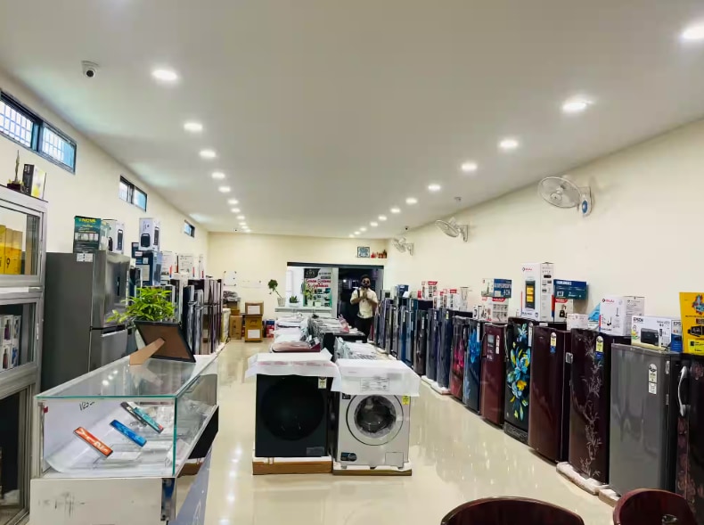 ப்ளூ ஸ்டார், கோத்ரெஜ் அப்ளையன்ஸ், ஹையர், டைகின் மற்றும் சூப்பர் பிளாஸ்ட்ரானிக்ஸ் ஆகிய நிறுவனங்கள் பல்வேறு பிரிவுகளில் 4 முதல் 10 சதவீதம் வரையிலான விலை உயர்வை ஏற்கனவே அறிவித்துள்ளன. அதே சமயம், பானாசோனிக் நிறுவனம் விலை உயர்வு குறித்து முடிவெடுப்பதற்கு முன் சூழ்நிலையை மதிப்பீடு செய்து வருவதாகத் தெரிவித்துள்ளது. ப்ளூ ஸ்டார், கோத்ரெஜ், ஹையர், எல்ஜி உள்ளிட்ட நிறுவனங்கள் ஏற்கெனவே ஏசி விலையை 8% வரை உயர்த்தி விட்டன. ப்ளூ ஸ்டார், கோத்ரெஜ் அப்ளையன்ஸ், ஹையர், டைகின் மற்றும் சூப்பர் பிளாஸ்ட்ரானிக்ஸ் ஆகிய நிறுவனங்கள் பல்வேறு பிரிவுகளில் 4 முதல் 10 சதவீதம் வரையிலான விலை உயர்வை ஏற்கனவே அறிவித்துள்ளன. அதே சமயம், பானாசோனிக் நிறுவனம் விலை உயர்வு குறித்து முடிவெடுப்பதற்கு முன் சூழ்நிலையை மதிப்பீடு செய்து வருவதாகத் தெரிவித்துள்ளது. ப்ளூ ஸ்டார், கோத்ரெஜ், ஹையர், எல்ஜி உள்ளிட்ட நிறுவனங்கள் ஏற்கெனவே ஏசி விலையை 8% வரை உயர்த்தி விட்டன.