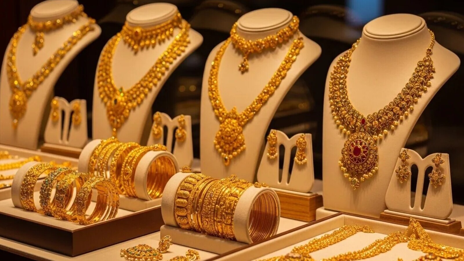 அந்த வகையில் நேற்றைய நிலவரப்படி, 22 காரட் தங்கம் விலை கிராமுக்கு ரூ.95 குறைந்து ஒரு கிராம் ரூ.13,590க்கும், சவரனுக்கு ரூ.760 குறைந்து ஒரு சவரன் ரூ.1,08,720க்கும் விற்பனை செய்யப்பட்டது. கடந்த 4 நாட்களில் மட்டுமே தங்கம் விலை சவரனுக்கு ரூ.3,136 குறைந்துள்ளது குறிப்பிடத்தக்கது.