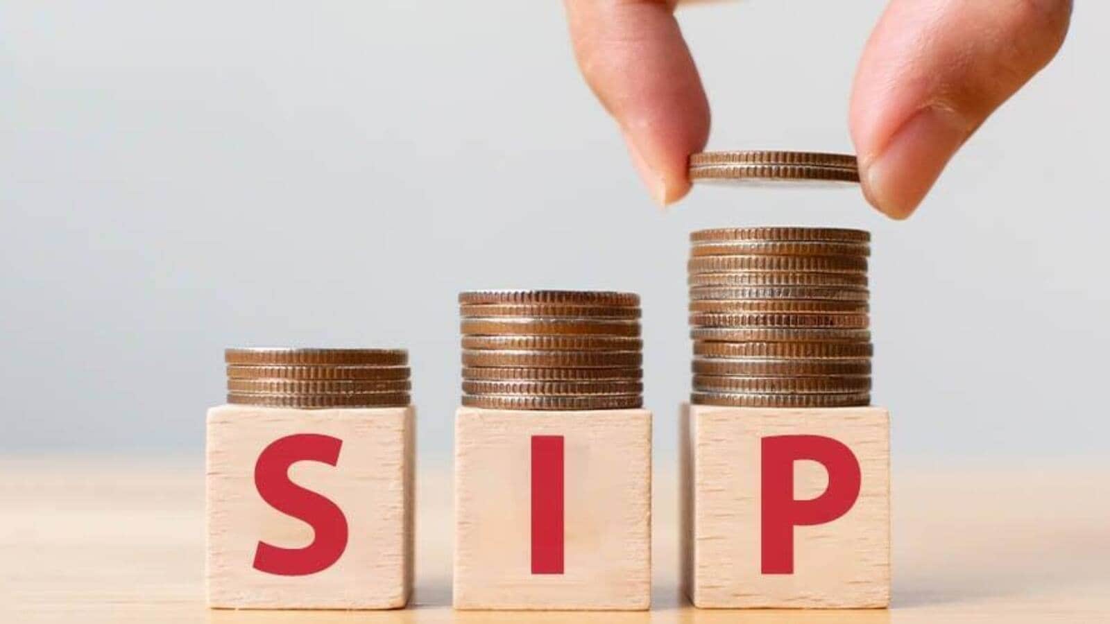 தினசரி SIP-கள், ஒவ்வொரு வர்த்தக அமர்விலும் வாங்கும் செலவுகளைத் தொடர்ந்து சராசரியாகக் குறைப்பதன் மூலம், கடுமையான சந்தைச் சரிவுகளின் போது மன ஆறுதலை அளிக்கின்றன. இருப்பினும், நீண்ட கால ஏற்ற அல்லது இறக்கச் சுழற்சிகளின் போது, ஒரு மாதாந்திர SIP ஆனது எந்தவொரு குறிப்பிடத்தக்க குறைபாடும் இன்றி, ஏறக்குறைய அதே அளவிலான இடர் குறைப்பையும் நிலையற்ற தன்மையைச் சீராக்குதலையும் வழங்குகிறது. தினசரி SIP-கள், ஒவ்வொரு வர்த்தக அமர்விலும் வாங்கும் செலவுகளைத் தொடர்ந்து சராசரியாகக் குறைப்பதன் மூலம், கடுமையான சந்தைச் சரிவுகளின் போது மன ஆறுதலை அளிக்கின்றன. இருப்பினும், நீண்ட கால ஏற்ற அல்லது இறக்கச் சுழற்சிகளின் போது, ஒரு மாதாந்திர SIP ஆனது எந்தவொரு குறிப்பிடத்தக்க குறைபாடும் இன்றி, ஏறக்குறைய அதே அளவிலான இடர் குறைப்பையும் நிலையற்ற தன்மையைச் சீராக்குதலையும் வழங்குகிறது.