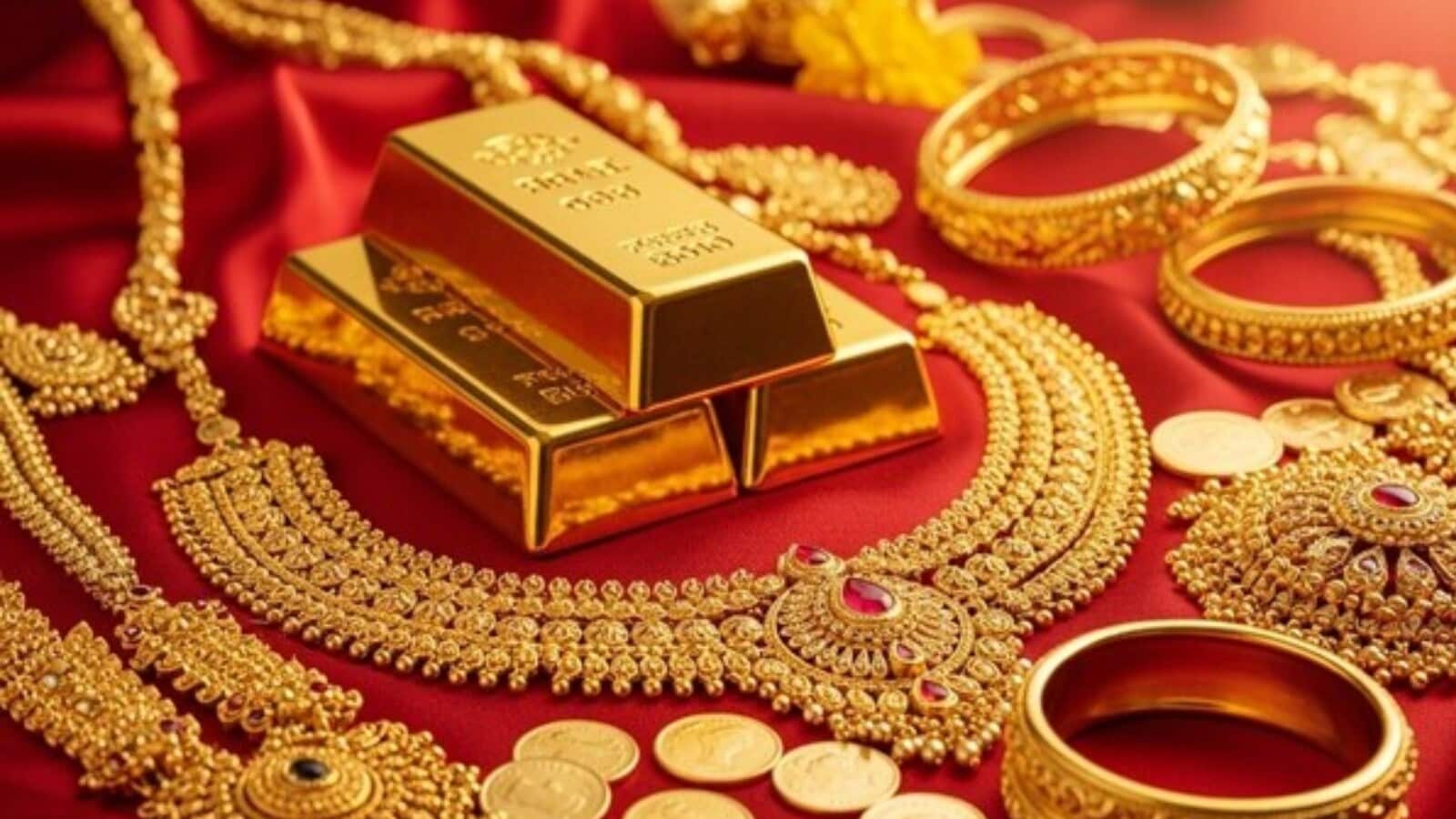 அந்த வகையில் நேற்று 22 காரட் தங்கம் விலை கிராமுக்கு ரூ.50 உயர்ந்து ஒரு கிராம் ரூ.13,135க்கும், சவரனுக்கு ரூ.400 அதிகரித்து ஒரு சவரன் ரூ.1,05,080க்கும் விற்பனை செய்யப்பட்டது. அந்த வகையில் நேற்று 22 காரட் தங்கம் விலை கிராமுக்கு ரூ.50 உயர்ந்து ஒரு கிராம் ரூ.13,135க்கும், சவரனுக்கு ரூ.400 அதிகரித்து ஒரு சவரன் ரூ.1,05,080க்கும் விற்பனை செய்யப்பட்டது.