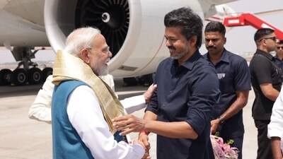 பிரதமர் மோடியை வரவேற்ற முதலமைச்சர் விஜய்