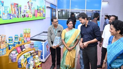 முதல்வர் விஜயுடன் பால்வளத்துறை அமைச்சர் விஜயலட்சுமி
