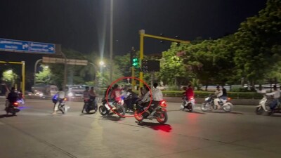 பைக் ரேஸில் ஈடுபட்ட இளைஞர்கள்