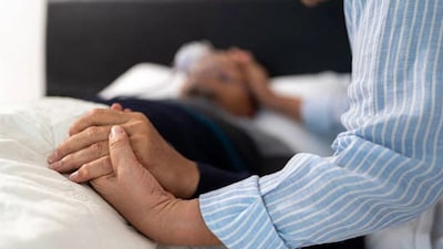 12 Common Signs the Body Shows When Death is Approaching